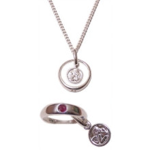 Taufring mit Rubin und Schutzengel an Kette - Taufschmuck - in 925/- Silber, Taufringe beim Stein 3 mm breit, schmaler verlaufend auf 2 mm, Durchmesser ca: 9 mm